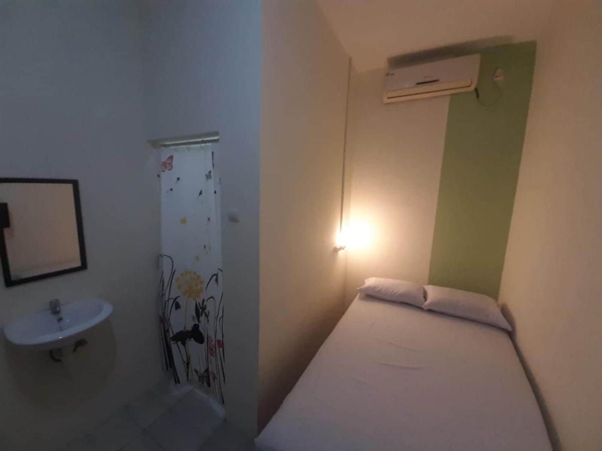 Hotel Oyo 93274 Oren Bekasi