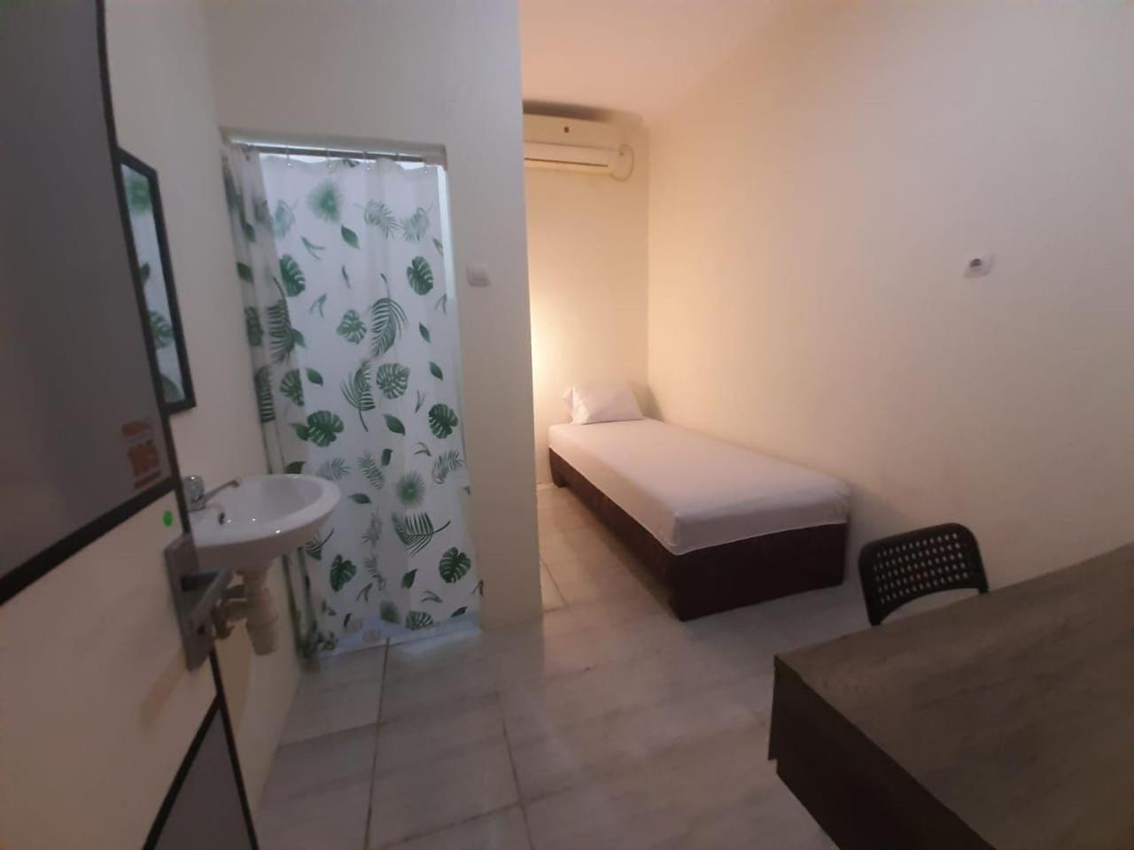 Oyo 93274 Oren Hotel Bekasi