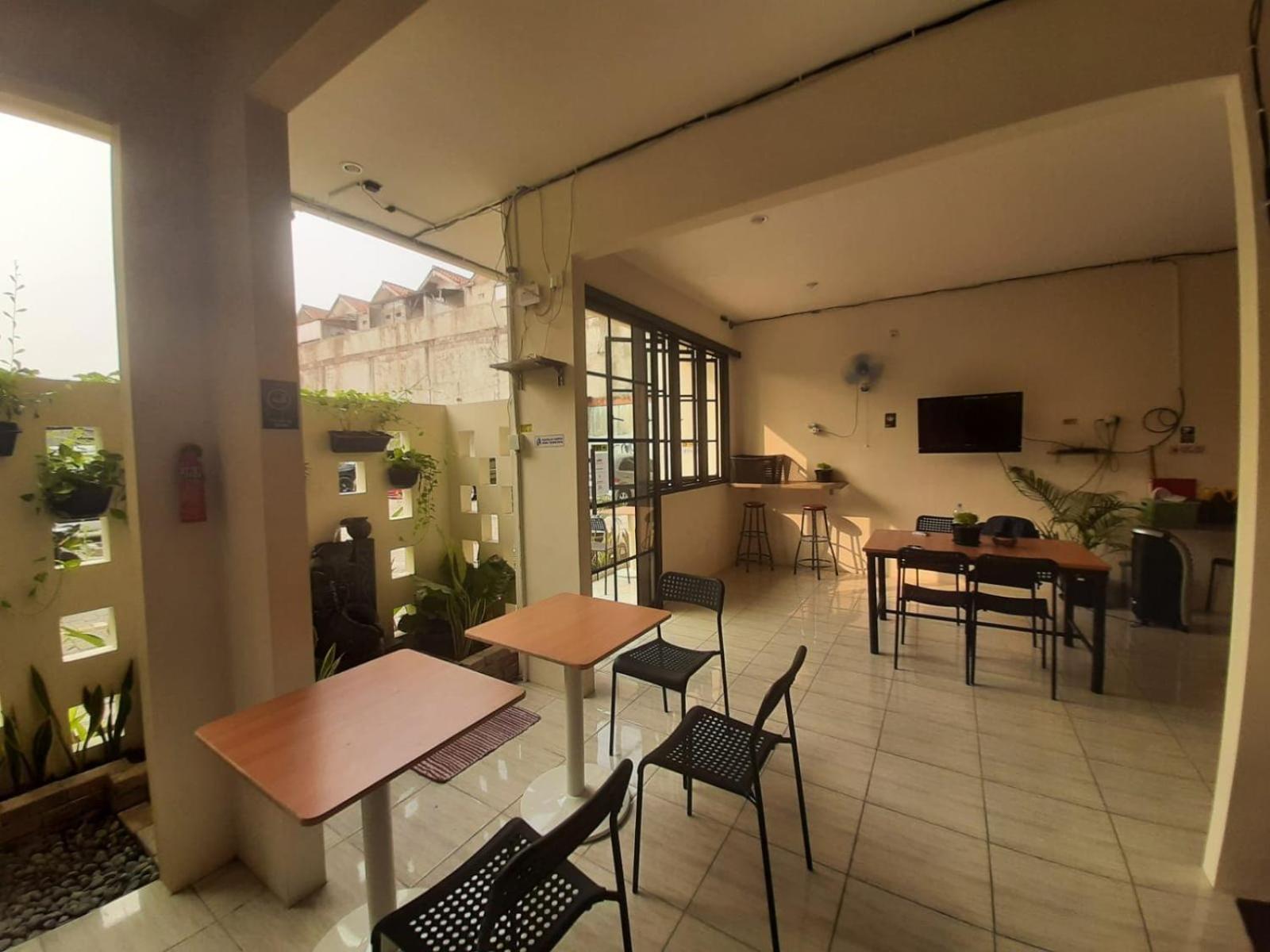 Hotel Oyo 93274 Oren Bekasi