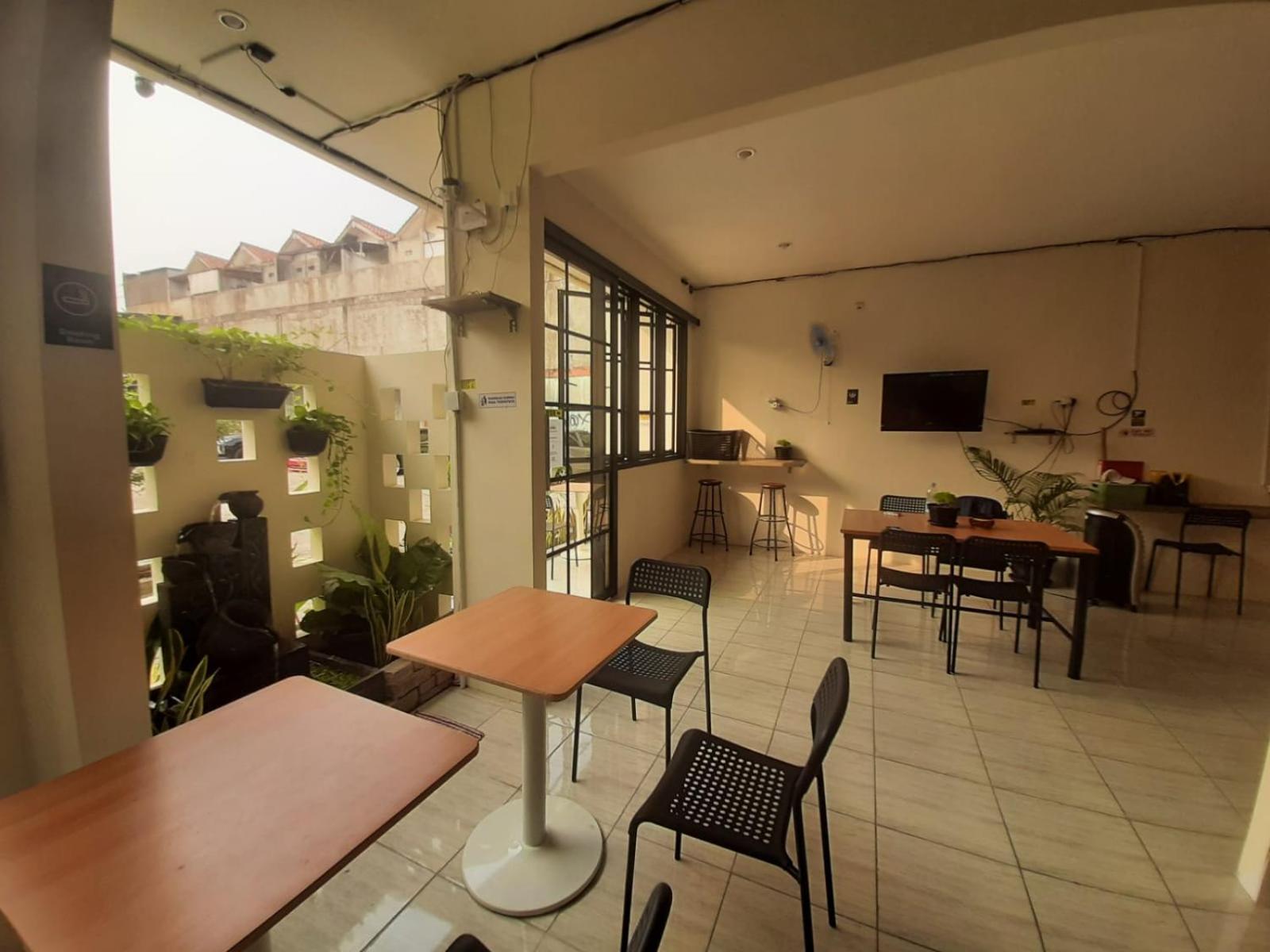 Hotel Oyo 93274 Oren Bekasi
